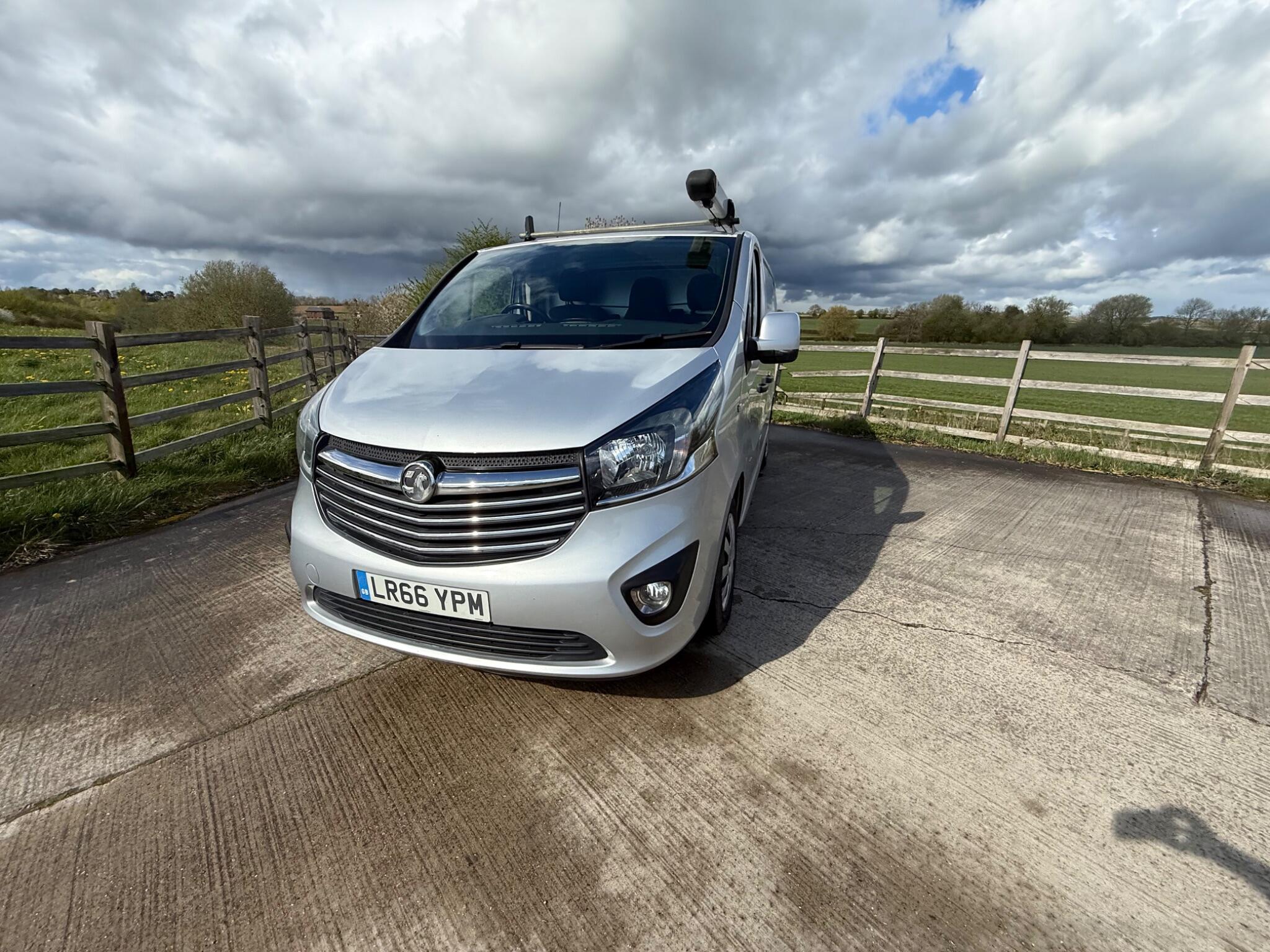 Vauxhall Vivaro 1.6 CDTi 2900 BiTurbo Sportive L1 H1 Euro 6 (s/s) 5dr — photo 58 of 98